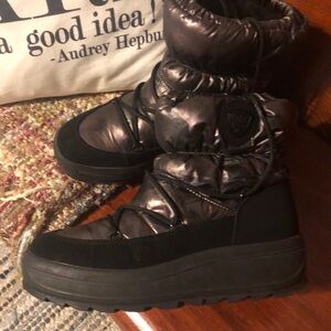 Women's Metallic Black Puffer Winter Boots
Pajar Taya High
Size US 10/EU 41